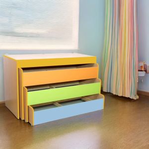 Pat pentru copii cu 3 nivele si raft 