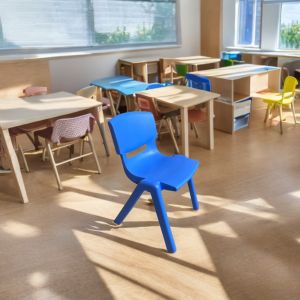 Scaun din plastic colorat
